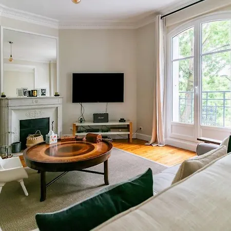 En Bord De Seine Apartment